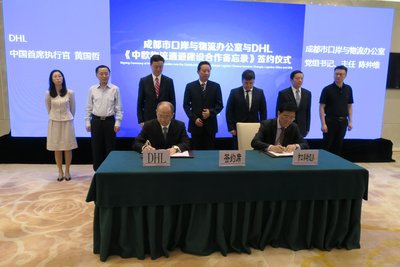 DHL 全球货运中国区首席执行官黃国哲与成都市口岸与物流办公室主任陈仲维签署一份《中欧物流通道建设合作备忘录》