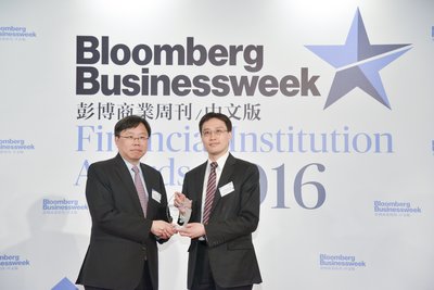 Mr. Michael Chan, Chief Financial Officer (right) of Chubb Life in Hong Kong represents the company to receive the award from Bloomberg Businessweek / Chinese Edition.
