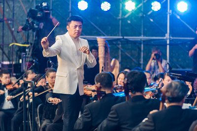 著名小提琴演奏家、指挥家、音乐教育家柴亮和中国广播电影交响乐团在演出中