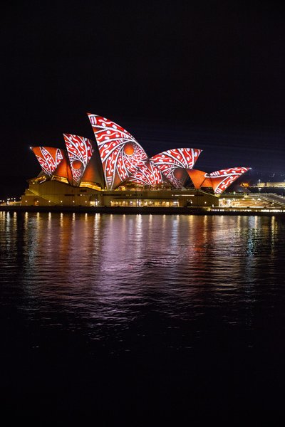 งาน VividSydney ผลงาน Songlines ศิลปิน Donny Woolagoodja เครดิต Destination NSW