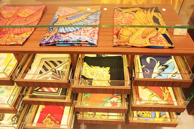 万事利杭州大厦店汇集了万事利旗下多个高端丝巾品牌