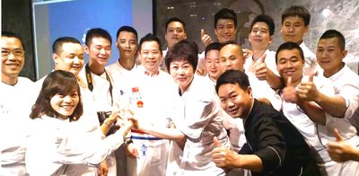 中国分子厨艺协会副会长何海晖先生（图中着黑色厨师服）将现场展示分子料理