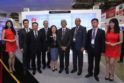Dr Yaacob Ibrahim , Minister of Communications and Information Singapore, Azhar Hj Ahmad, Permanent Secretary to Ministry of Communications Brunei and Dato’ llango Kamruppannan , High Commissioner-Designate of Malaysia to Singapore visited Huawei booth at CommunicAsia 2016 to share the vision of “Accelerating ICT Transformation, Building a Better Connected World”.