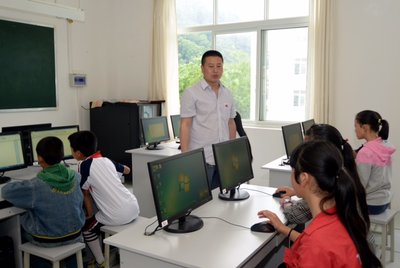 同学们在李锦记爱心微机室学习