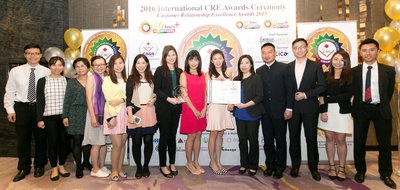 Ms. Bella Chhoa (eighth from the left), Assistant Director (Corporate Affairs) of Hang Lung Properties and her team members receive the honors at the presentation ceremony of the International Customer Relationship Excellence Awards 2015/2016.
