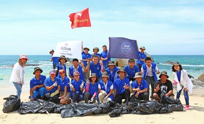 世界海洋日 -- 文昌鲁能希尔顿酒店蓝色能量委员会携手“印象文昌志愿者协会”在淇水湾举行沙滩清洁活动