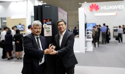 หยาน หลี่ต้า ประธาน Enterprise Business Group ของหัวเว่ย (ขวา) รับมอบรางวัล 2016 Interop Tokyo Best of Show "Grand Prix" Award สำหรับผลิตภัณฑ์ Huawei KunLun 9032 Mission Critical Server จากตัวแทนของ Interop Tokyo Committee (ซ้าย) 