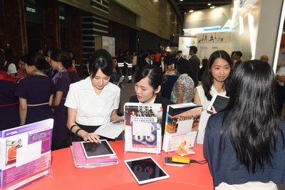 Hong Kong Airlines' specially designed booth attracted a number of job seekers for consultation, submitting application forms and CVs at the Expo.