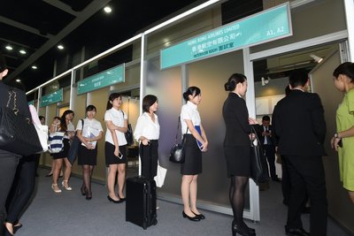 香港航空極具特色的展位吸引了不少求職者前來了解招聘信息，填寫申請表格及提交簡歷。