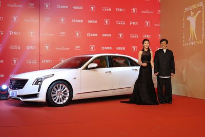 人气女星刘涛与大哥成龙携手登场，既白玉兰奖之后希望再得一枚金爵奖