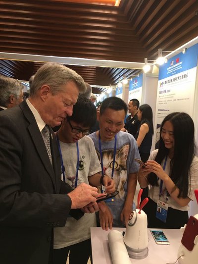 美国驻华大使马克斯·鲍克斯（最左）与“宠物机器人”团队青年创客交流