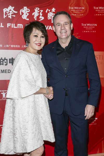 上海威斯汀大饭店总经理盖凡磊先生与著名企业家、电视节目制作人靳羽西女士在活动背板前亲切合影。