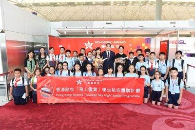 Mr. Stanley Kan, Director of Service Delivery Department of Hong Kong Airlines (ninth right, back row), Ms. Chan Wai Han, Principal of Hoi Pa Street Government Primary School (tenth right, back row)and Ms. Meixia, teacher of Shenzhen Arcadia Grammar School (eighth right, back row)took part in the 13th “Triumph Sky High” Junior Programme launch ceremony with teachers and students