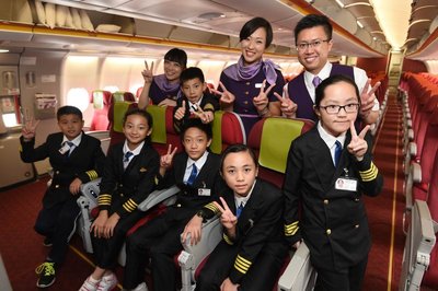 来自香港和大陆两地学校的同学一起登上真正的飞机，透过航空体验促进彼此交流
