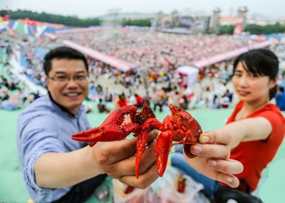 盱眙国际龙虾节“万人龙虾宴”壮观开席