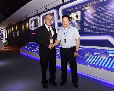 李锦记酱料集团主席李惠中与中国航天员科研训练中心副主任李庆龙合影