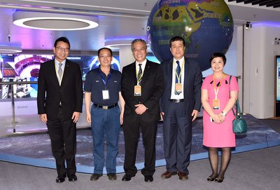 李锦记酱料集团主席李惠中（中）与中国航天员中心航天营养与食品工程重点实验室主任陈斌（左二）合影