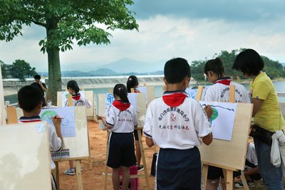 艺术家和孩子们在罗坑水库写生