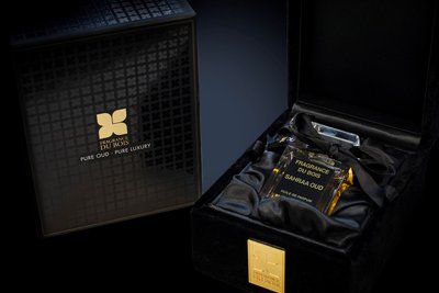 Lite Attars系列香水被裝在15毫升玻璃瓶中，並在奢華的天鵝絨盒子中進行展現