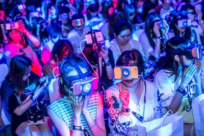 发布会现场300余观众头戴VR设备观看李宇春《开放》MV