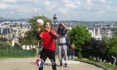 全球广受欢迎的花式足球达人肖恩-卡尼尔在巴黎为海信拍摄视频