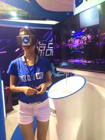 CEE现场微鲸工作人员佩戴VR眼镜，欣赏独家酷炫内容