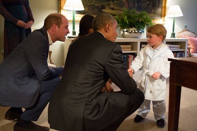 オバマ米大統領と面会した際にMy 1st Yearsの名前入りドレッシングガウンを身にまとって現れたジョージ英王子（ホワイトハウス／ゲッティイメージズ・エンターテインメント／ゲッティイメージズ）