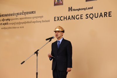 Mr Y K Pang, Chief Executive of Hongkong Land, greeted government representatives, guests and business partners at the topping out ceremony of EXCHANGE SQUARE, the Company’s debut mixed-use project in Phnom Penh, Cambodia.