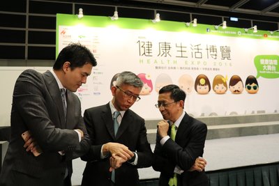 李錦記健康產品集團高級副總裁楊國晋與其他主禮嘉賓分享使用其手腕上HeHa Qi 作為健康管家的心得。