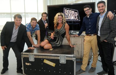 2016年6月9日，公主邮轮全新音乐剧《为舞而生》在纽约预演，主创人员共同亮相：（从左至右）史蒂芬·施沃茨 (Stephen Schwartz)、丹尼尔·莱文(Daniel C. Levine)、天狼星XM卫星广播公司(Sirius XM Radio)的节目《百老汇》(On Broadway)主持人赛斯·路德斯基（Seth Rudetsky）、舞蹈家瑞秋·拉克(Rachelle Rak)、艾尔·布莱克斯通(Al Blackstone)以及布莱恩·佩里(Bryan Perri)