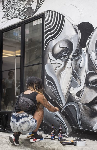 知名的本地街头艺术家Caratoes在香港上环差馆上街利用Tiger Air-Ink进行涂鸦，于街头尽情展现她对香港的热情
