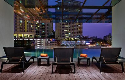 Pandangan panorama dari kolam hotel yang amat luas