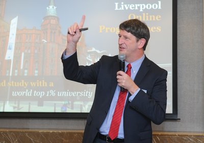 劳瑞德在线教育全球市场发展副总裁Carel de Jong介绍利物浦大学卓越的学术成就