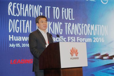 Yan Lida, Presiden Huawei Enterprise BG, memberikan ucapan perasmian.