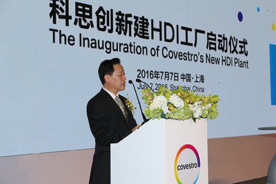 Mr. Xu Jianmin, Party Secretary of the Shanghai Chemical Industry Park Administration Committee, attends the inauguration ceremony of Covestro's new HDI plant and makes a speech.