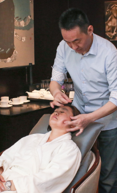 Johnny Chang张轶先生现场演示高效抗衰老脸部护理手法