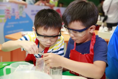 孩子们在“塑料实验室”体会化学的神奇与乐趣