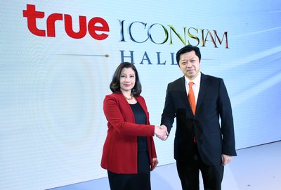 From left; Mrs. Chadatip Chutrakul, Director of ICONSIAM Co., Ltd joined force with Mr. Suphachai Chearavanont, Chief Executive Officer of True Corporation Plc to build True ICONSIAM Hall as the first world-class ultra-hybrid venue in Thailand