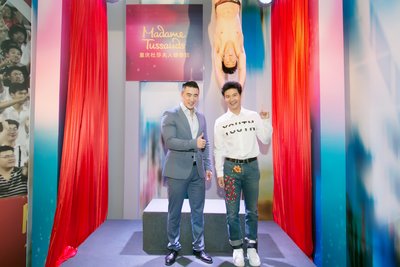 默林娱乐集团重庆地区总经理潘骞（左）和田亮先生（右）共同为蜡像揭幕