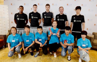 2016年7月23日，在联合国儿童基金会与曼联在上海联合举办的活动上，青少年向曼联传奇球员与现役球员送上富有传统特色的鞋垫。曼联传奇球员布莱恩·罗布森、朴智星，以及现役球员迈克·卡里克、安东尼·瓦伦西亚和帕蒂·麦克奈尔7月23日在上海与六名青少年进行了一场对话活动。在新浪微博上直播的这场对话是曼联与联合国儿童基金会“联手为儿童”伙伴关系的活动之一，呼吁关注弱势青少年所应享有的权利。这六名来自甘肃 、河南农村地区的青少年曾经或正受益于联合国儿童基金会与中国科协共同开展的生活技能教育项目。
