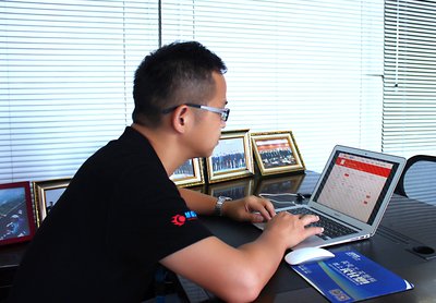 买化塑CEO郭喜鸿在体验升级版的支付系统