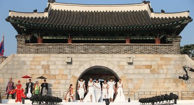 身穿韩国传统服饰的韩国模特参加2016年5月20日在水原市体育馆举办的亚洲选美盛会。该活动是将25个亚洲国家的模特汇聚一堂的2016年亚洲模特盛会的一部分。