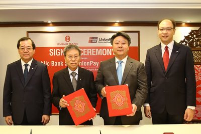 (From left) Public Bank Bhd Deputy Chief Executive Officer Dato’ Chang Kat Kiam, Public Bank Bhd Managing Director Tan Sri Dato’ Sri Tay Ah Lek, UnionPay International’s Chief Executive Officer, Mr Cai Jianbo and General Manager, UnionPay International Southeast Asia Mr Yang Wenhui at the signing ceremony for UnionPay Debit Card Issuing Business agreement. With this partnership, Public Bank will be the first local bank to issue UnionPay card in Malaysia.