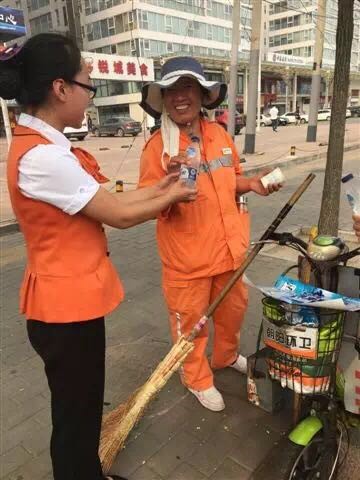 北京分行员工为环卫工人送水