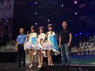 微鲸VR CEO 马凯（左）与SNH48第三届总决选冠亚季军鞠婧祎获、李艺彤、黄婷婷合影
