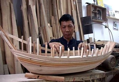 吴添才在自己的微型“造船厂”忙活