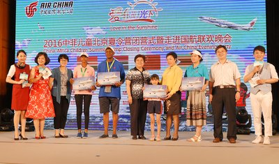 国航党委副书记冯润娥（右四）为获奖营员赠送飞机模型。