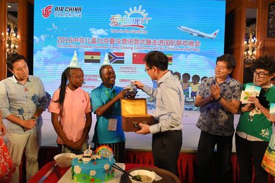 国航商务委员会党委书记王杰为当天过生日的小营员赠送礼品。