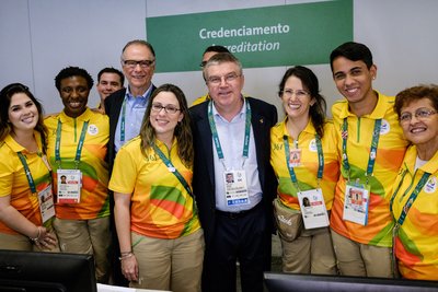 国际奥委会主席巴赫在制证中心和志愿者们合影