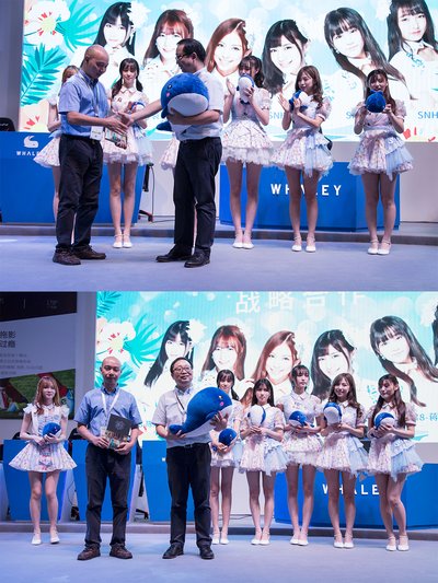 微鲸科技 VP 兼微鲸VR CEO 马凯（左）、丝芭文化副总经理彭晓海（右）致辞并交换吉祥物